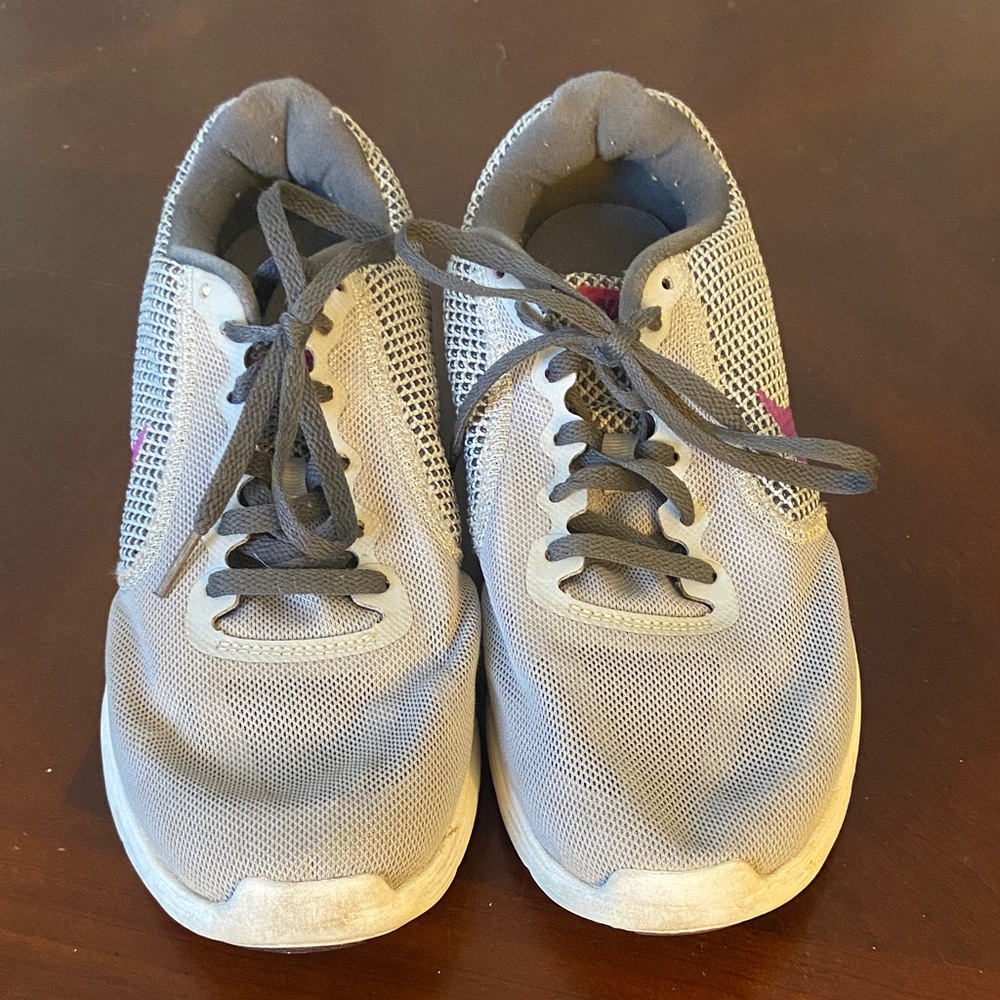 Womens Nike Revolution 3 athletic shoes sz.9